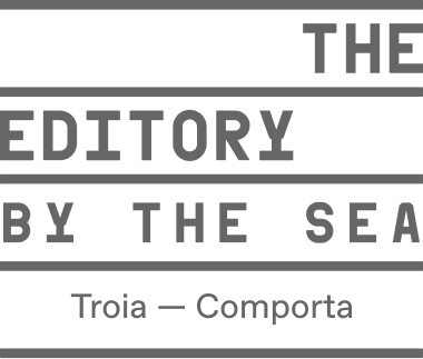 The Editory By The Sea Troia Logo Transparência